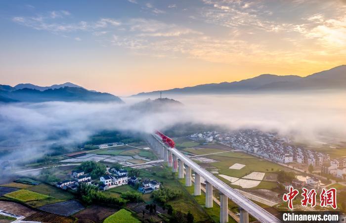 资料图：安徽高铁黄金旅游线路——池黄高铁穿云破雾风景如画。李和平 摄