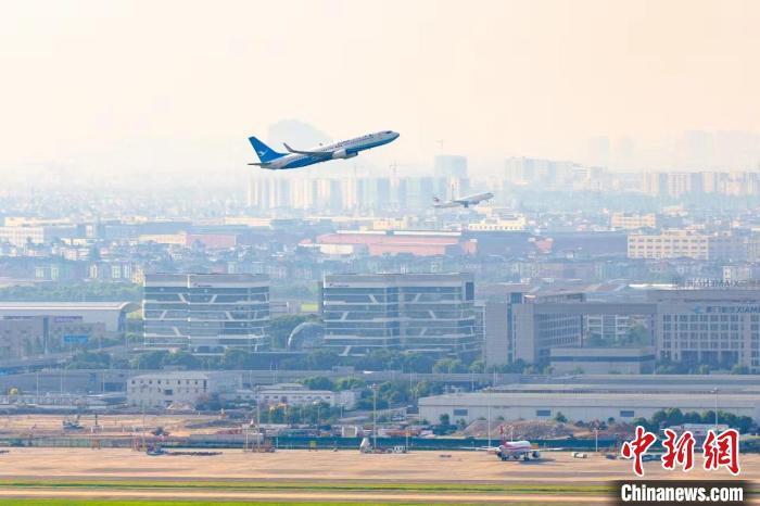 资料图：飞机在杭州机场上空“比翼双飞”。　谭申捷 摄