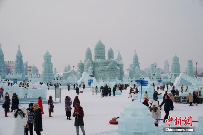 1月4日，第25届哈尔滨冰雪大世界内的冰雕吸引游客观看。 <a target='_blank' href='/'>中新社</a>发 赵宇航 摄