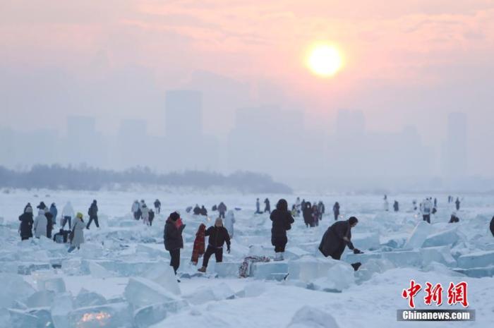 黑龙江哈尔滨松花江畔一处停用的采冰场吸引游客拍照“打卡”。 <a target='_blank' href='/'>中新社</a>发 于琨 摄