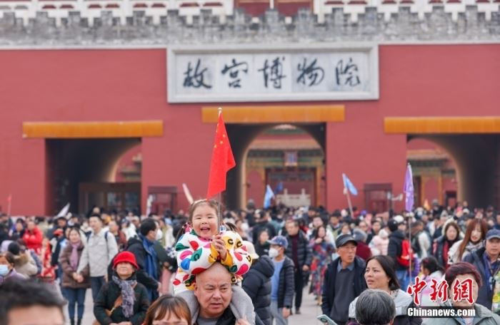 图为2月17日，游客于春节假期在北京故宫博物院参观。<a target='_blank' href='/'>中新社</a>记者 贾天勇 摄