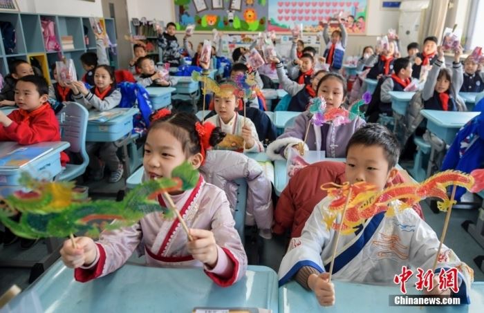 2月26日，学生手持各种“龙元素”物件迎开学。当日，山东师范大学附属小学济南校本部学生迎来龙年新春后的首个开学日，学生们返回校园，开启新学期学习生活。<a target='_blank' href='/'>中新社</a>记者 张勇 摄