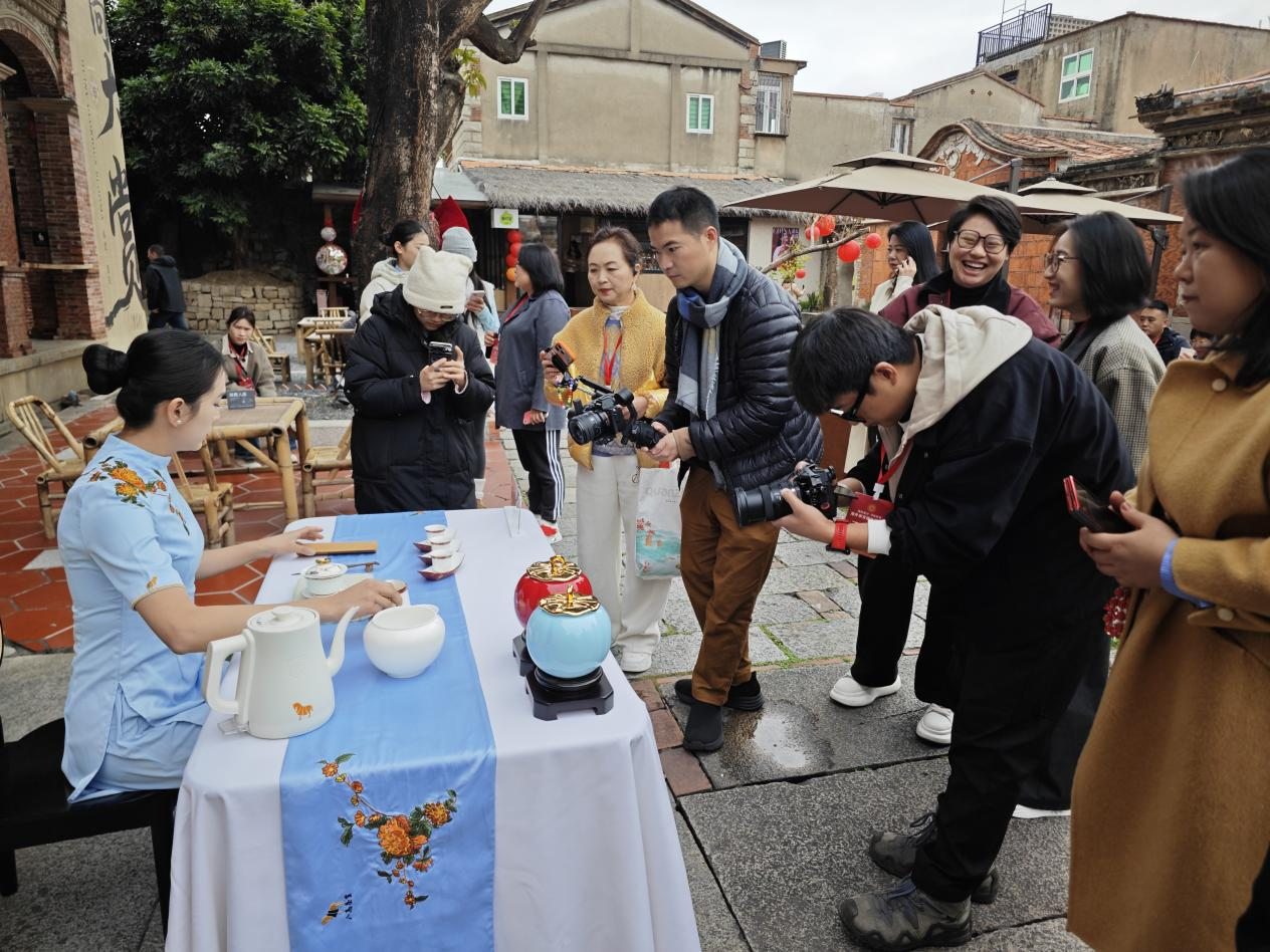 “向世界发出一份茶香邀请” 海外华媒在泉州西街品味千年茶韵