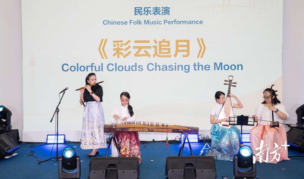 共赴APEC，“懂两边”的他们如何成为合作黏合剂？｜侨路40年